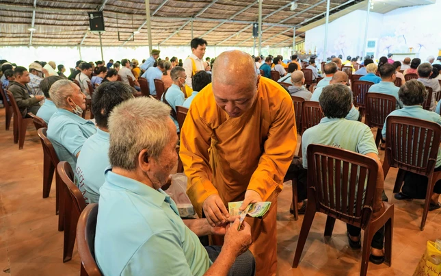 500 phần quà được trao tận tay bà con tại Viện Chuyên Tu