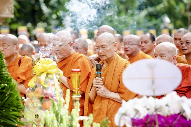 Chư tôn đức dâng hương tưởng niệm