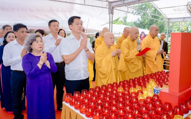 Dâng hương tưởng niệm