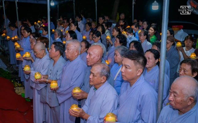 Trước đó, tối 7-9, chư Tăng và đạo tràng Phật tử chùa Vạn Đức - TP.HCM trang nghiêm thắp nến tưởng niệm tri ân, cầu siêu chư anh linh anh hùng liệt sĩ, chiến sĩ trận vong và đồng bào tử nạn