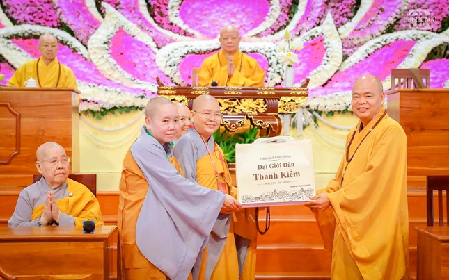 Thượng tọa Thích Thanh Phong, Phó ban Thường trực Ban Kiến đàn trao quà cúng dường các điểm truyền giới Thượng tọa Thích Thanh Phong, Phó ban Thường trực Ban Kiến đàn trao quà cúng dường các điểm truyền giới