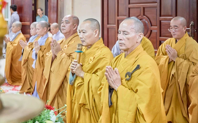 Đại diện môn hạ chùa Tây An dâng lời tác bạch Đại diện môn hạ chùa Tây An dâng lời tác bạch