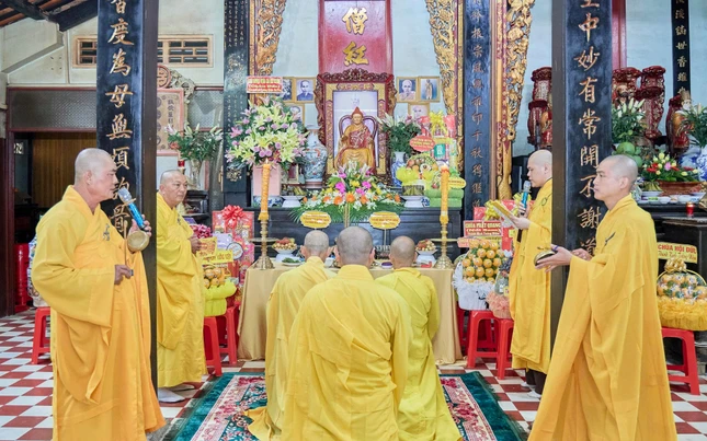 Chư tôn đức cử hành khóa lễ cung tiến Giác linh Trưởng lão Hòa thượng Thích Huệ Kỉnh Chư tôn đức cử hành khóa lễ cung tiến Giác linh Trưởng lão Hòa thượng Thích Huệ Kỉnh