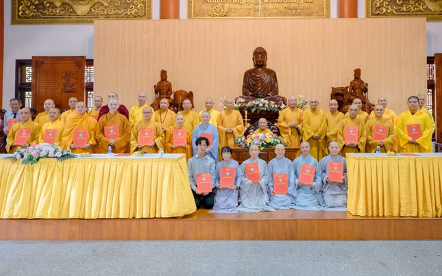 Tập thể Ban Hoằng pháp - Hướng dẫn Phật tử TP.Đồng Nai chụp ảnh lưu niệm cùng Trưởng lão Hòa thượng Chủ tịch Hội đồng Trị sự và Ban Thường trực Ban Trị sự GHPGVN TP.Đồng Nai Tập thể Ban Hoằng pháp - Hướng dẫn Phật tử TP.Đồng Nai chụp ảnh lưu niệm cùng Trưởng lão Hòa thượng Chủ tịch Hội đồng Trị sự và Ban Thường trực Ban Trị sự GHPGVN TP.Đồng Nai