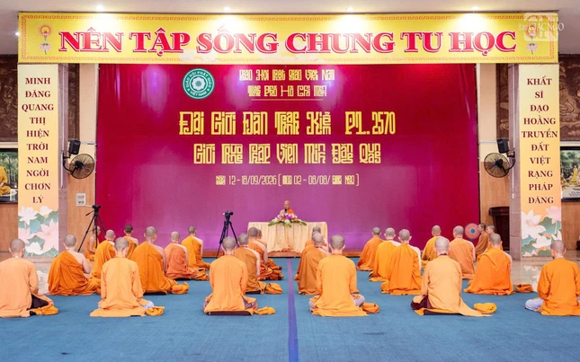 Các giới tử Tăng hệ phái Khất sĩ lắng nghe giáo giới từ Trưởng lão Hòa thượng Thích Giác Giới
