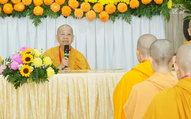 Ni trưởng Thích nữ Viên Liên, Trưởng ban Điều hành điểm truyền giới tịnh xá Ngọc Phương giáo giới sách tấn các giới tử Ni thuộc hệ phái Khất sĩ - Ảnh: Như Danh