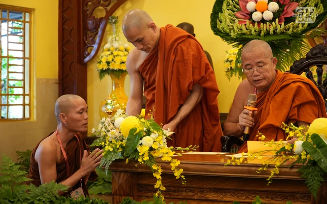 Giới tử Nam tông làm thủ tục nhập chúng, nhận thẻ đeo