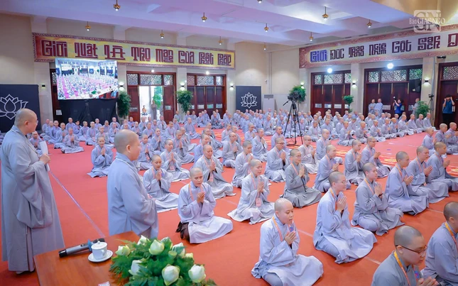 Giới tử Ni Bắc tông thi tụng luật tại điểm truyền giới chùa Thanh Tâm - Ảnh: Trung Thắng