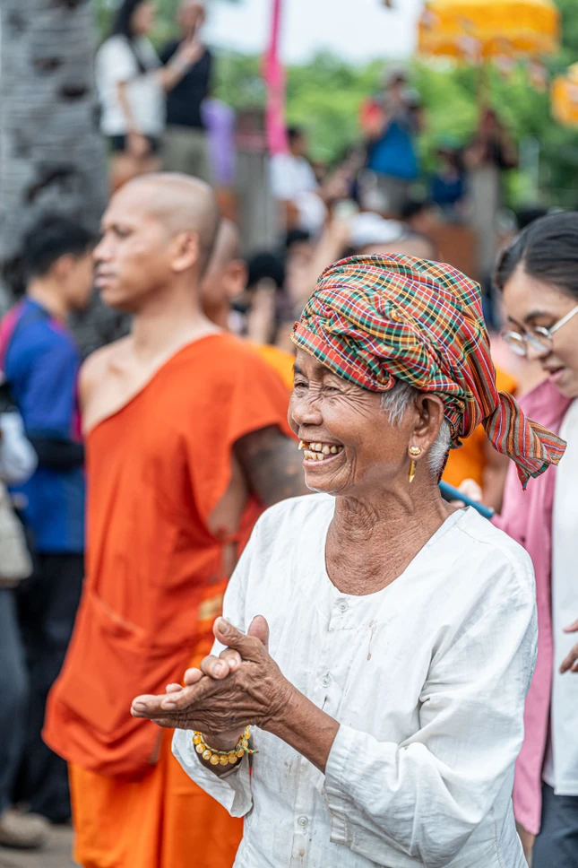 Không khí vui vẻ của người dân địa phương tại buổi “thí công” cho chùa