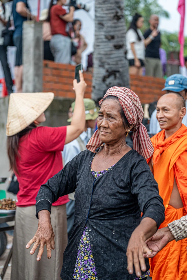 Không khí vui vẻ của người dân địa phương tại buổi “thí công” cho chùa