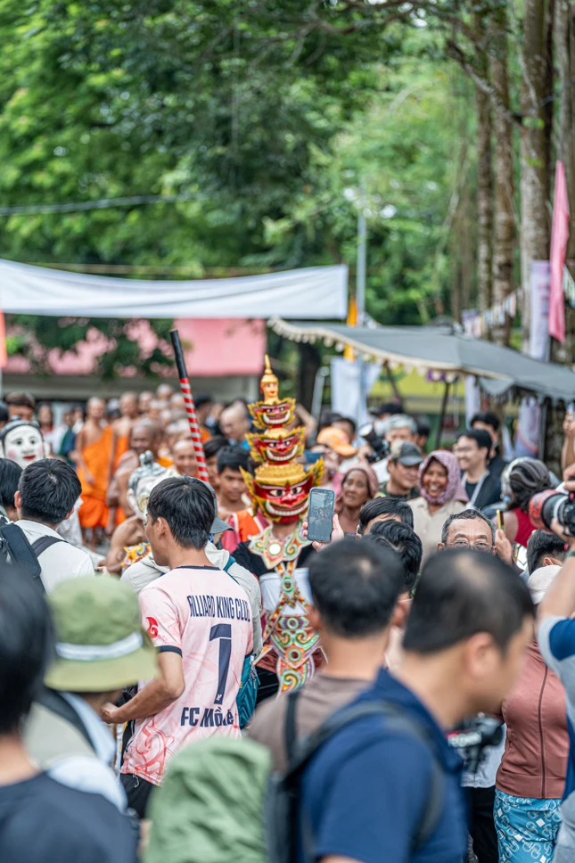 Không khí vui vẻ của người dân địa phương tại buổi “thí công” cho chùa