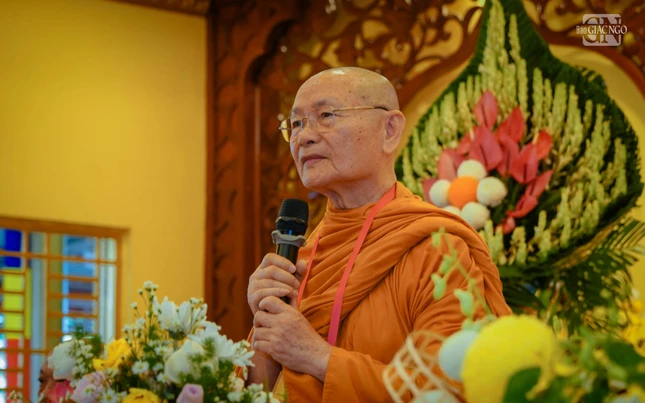 Trưởng lão Hòa thượng Viên Minh huấn từ tại buổi lễ