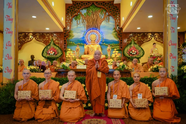 Hòa thượng Thiện Tâm trao quà khen thưởng đến các giới tử có thành tích xuất sắc trong kỳ thi khảo hạch