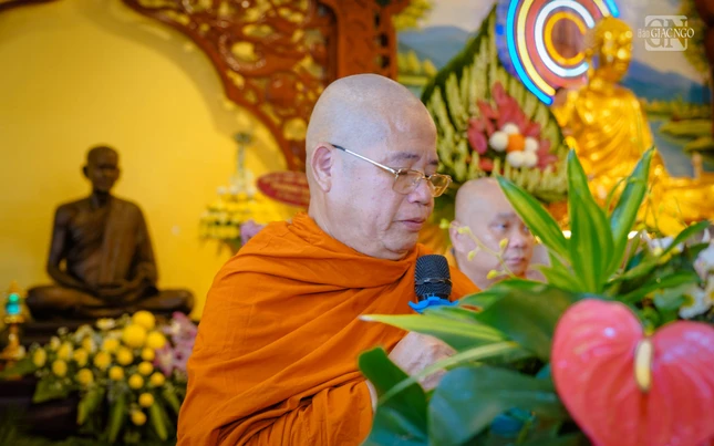 Thượng tọa Minh Hạnh, Trưởng ban Điều hành điểm truyền giới hệ phái Phật giáo Nam tông Kinh phát biểu tại buổi lễ