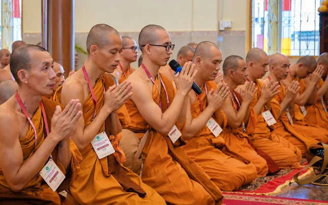 Chư giới tử Tỳ-kheo thực hiện nghi thức xin Nissayan - xin nương tựa y chỉ sư