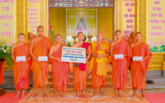 Hòa thượng Danh Đổng, Chủ tịch Hội Đoàn kết Sư sãi yêu nước tỉnh An Giang trao học bổng đến các Tăng sinh trường Trung cấp Phật học Khmer Kiên Giang Hòa thượng Danh Đổng, Chủ tịch Hội Đoàn kết Sư sãi yêu nước tỉnh An Giang trao học bổng đến các Tăng sinh trường Trung cấp Phật học Khmer Kiên Giang
