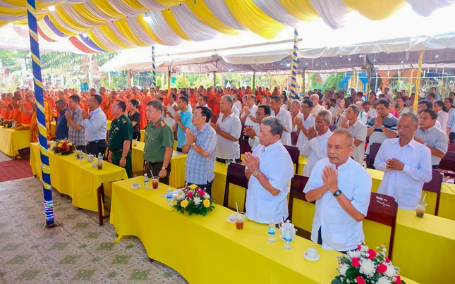 Đại diện chính quyền và Phật tử đồng bào Khmer tại buổi lễ Đại diện chính quyền và Phật tử đồng bào Khmer tại buổi lễ