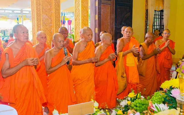 Chư tôn đức dâng hương tưởng niệm Chư tôn đức dâng hương tưởng niệm
