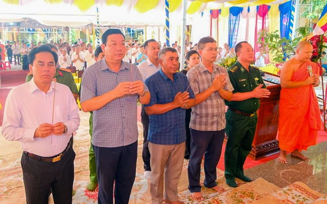 Đại diện chính quyền và Phật tử đồng bào Khmer tại buổi lễ Đại diện chính quyền và Phật tử đồng bào Khmer tại buổi lễ