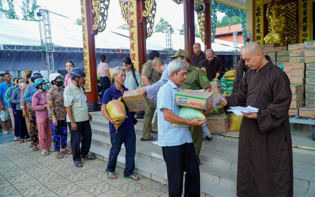 Chư tôn đức Ban Trị sự tỉnh trao quà đến bà con Chư tôn đức Ban Trị sự tỉnh trao quà đến bà con