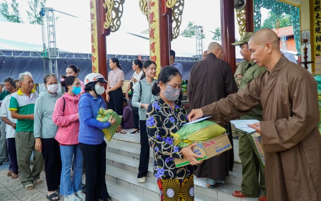 Chư tôn đức Ban Trị sự tỉnh trao quà đến bà con Chư tôn đức Ban Trị sự tỉnh trao quà đến bà con