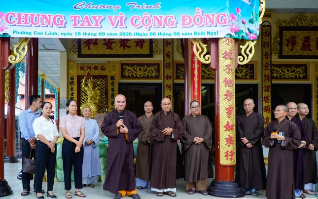 Thượng tọa Thích Tĩnh Triệt cùng chư tôn đức Văn phòng Ban Trị sự và đại diện lãnh đạo chính quyền địa phương tại buổi trao quà Thượng tọa Thích Tĩnh Triệt cùng chư tôn đức Văn phòng Ban Trị sự và đại diện lãnh đạo chính quyền địa phương tại buổi trao quà