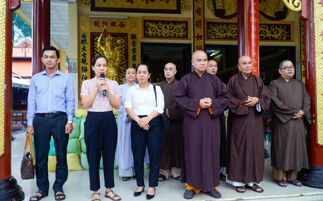 Bà Lê Thị Thanh Trúc, Trưởng phòng Văn hóa - Xã hội P.Cao Lãnh phát biểu tri ân Bà Lê Thị Thanh Trúc, Trưởng phòng Văn hóa - Xã hội P.Cao Lãnh phát biểu tri ân