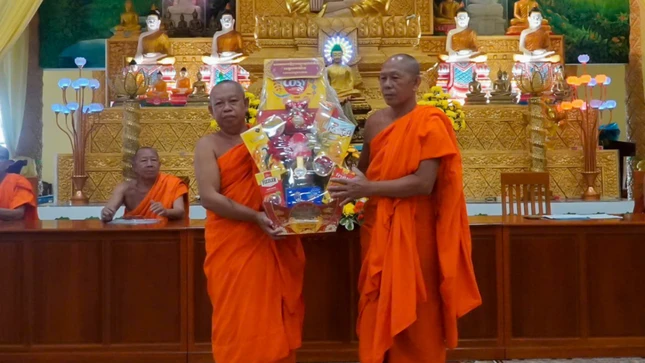 Chư tôn đức phái đoàn thăm, động viên Tăng sinh và cúng dường trường hạ tại trường