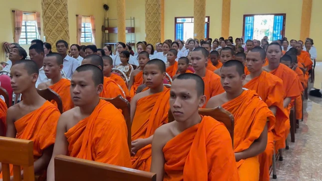Chư tôn đức phái đoàn thăm, động viên Tăng sinh và cúng dường trường hạ tại trường