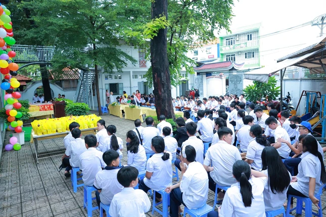 160 học sinh các lớp phổ cập cấp I, II đang học tại Lớp phổ cập chùa Sùng Đức