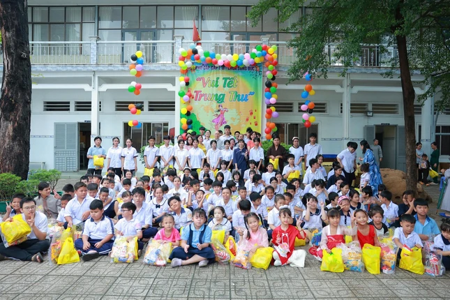 Các em học sinh vui Tết Trung thu tại chùa Sùng Đức