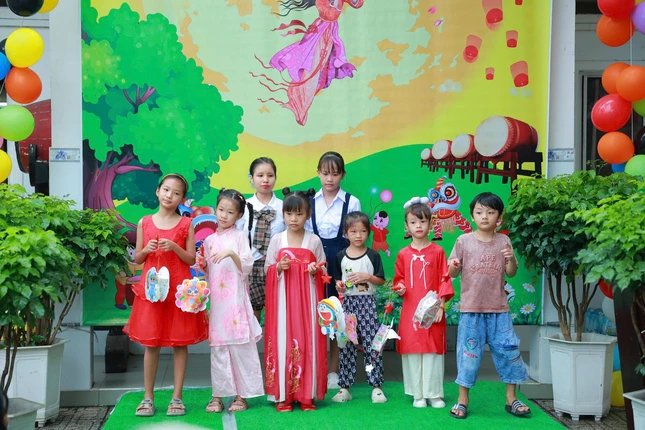 Các em học sinh vui Tết Trung thu tại chùa Sùng Đức