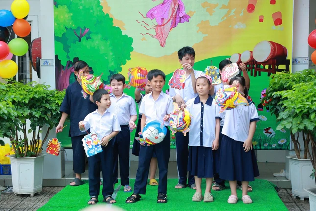 Các em học sinh vui Tết Trung thu tại chùa Sùng Đức