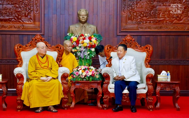 Trưởng lão Hòa thượng Thích Thanh Nhiễu trò chuyện cùng ông Laopaosong Navongxay, Phó Chủ tịch Ủy ban Trung ương Mặt trận Lào xây dựng đất nước Trưởng lão Hòa thượng Thích Thanh Nhiễu trò chuyện cùng ông Laopaosong Navongxay, Phó Chủ tịch Ủy ban Trung ương Mặt trận Lào xây dựng đất nước