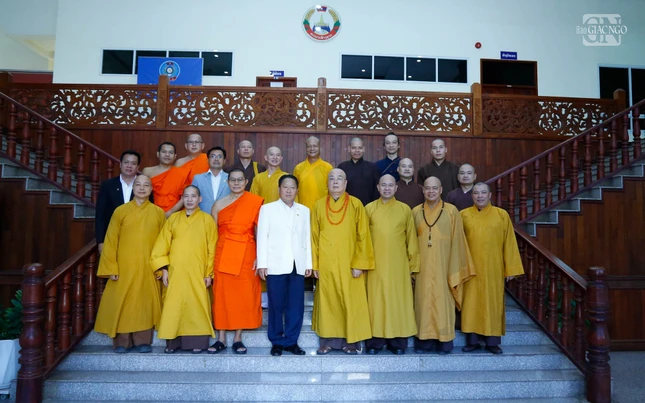 Lưu niệm tại trụ sở Ủy ban Trung ương Mặt trận Lào xây dựng đất nước Lưu niệm tại trụ sở Ủy ban Trung ương Mặt trận Lào xây dựng đất nước