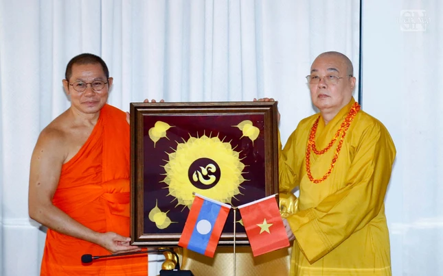 Thượng tọa Athipatay Naytryjit nhận quà lưu niệm từ Trưởng lão Hòa thượng Thích Thanh Nhiễu Thượng tọa Athipatay Naytryjit nhận quà lưu niệm từ Trưởng lão Hòa thượng Thích Thanh Nhiễu