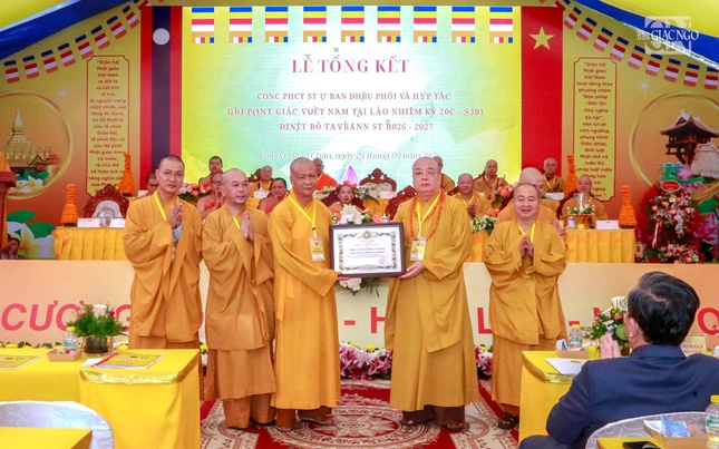 Chư tôn đức Ban Điều phối và Hợp tác Phật giáo VN tại Lào nhận Bằng tuyên dương công đức của Trung ương GHPGVN Chư tôn đức Ban Điều phối và Hợp tác Phật giáo VN tại Lào nhận Bằng tuyên dương công đức của Trung ương GHPGVN