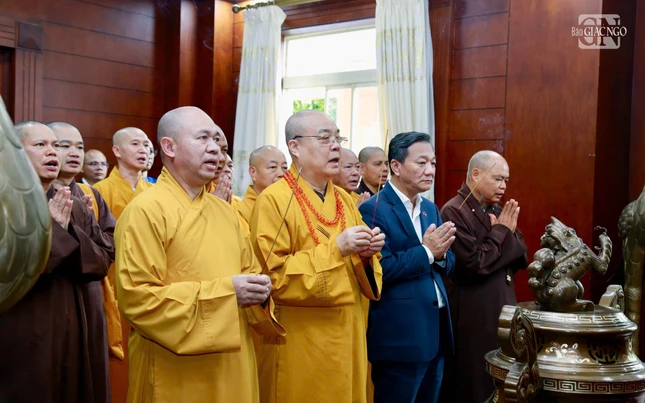 Chư tôn đức Trung ương GHPGVN cùng Đại sứ Nguyễn Minh Tâm thắp hương tưởng niệm Chủ tịch Hồ Chí Minh tại trụ sở Đại sự quán Việt Nam tại Lào