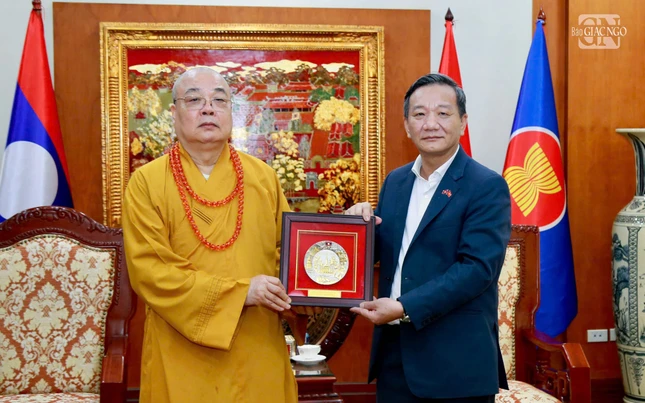 Đại sứ Nguyễn Minh Tâm tặng quà lưu niệm đến Trưởng lão Hòa thượng Thích Thanh Nhiễu