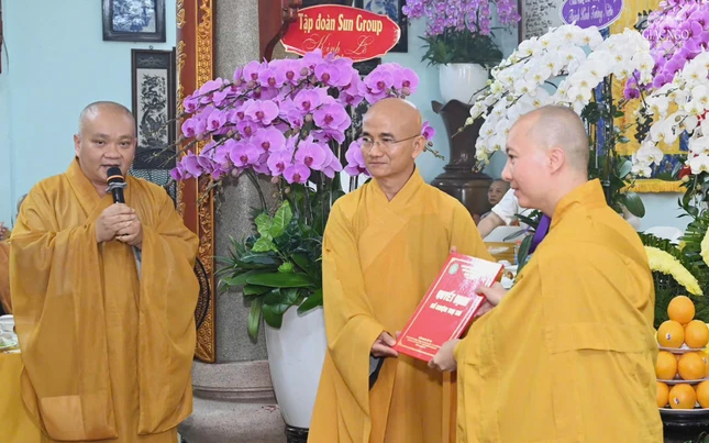 Thượng tọa Thích Nguyên Các đón nhận quyết định bổ nhiệm trụ trì Linh Phong Thiền Uyển