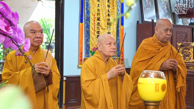 Chư tôn giáo phẩm thắp hương tưởng niệm Giác linh Trưởng lão Hòa thượng Thích Trí Tịnh, Phó Pháp chủ Hội đồng Chứng minh GHPGVN