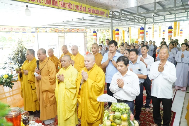Chư tôn đức, đại biểu thắp hương tưởng niệm cố Thượng tọa Thích Đạt Ma Ngộ Hương Chư tôn đức, đại biểu thắp hương tưởng niệm cố Thượng tọa Thích Đạt Ma Ngộ Hương