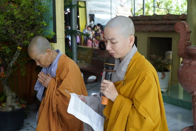 Sư cô Thích nữ Như Huệ dâng lời phát nguyện Sư cô Thích nữ Như Huệ dâng lời phát nguyện