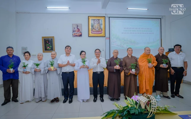 Ủy ban MTTQVN TP.HCM, Sở Nông nghiệp và Môi trường TP.HCM tặng cây xanh đến đại diện chức sắc, chức việc các tôn giáo
