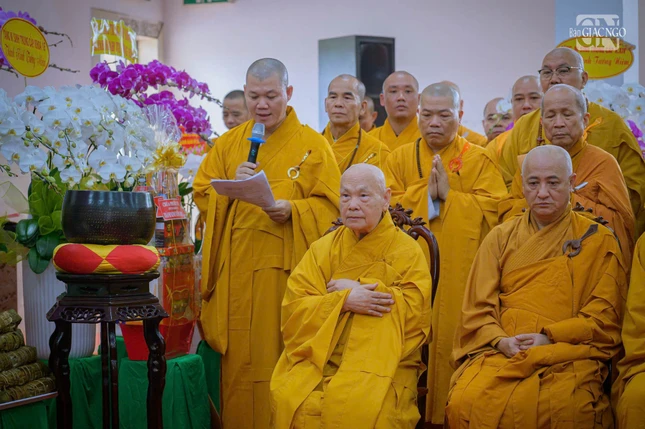 Chư tôn giáo phẩm hiện diện tưởng niệm