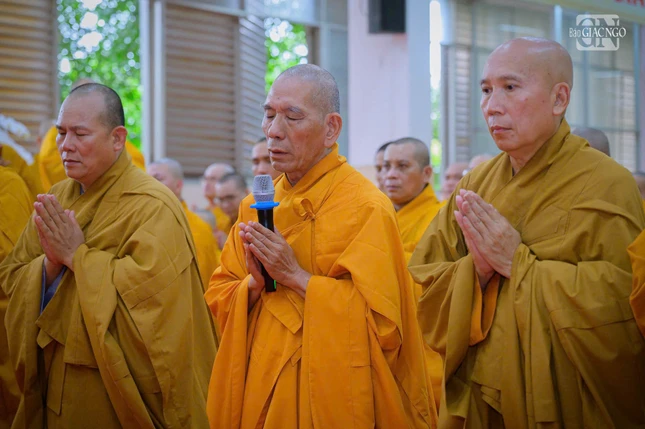 Thượng tọa Thích Giác Trí, Phó Hiệu trưởng Trường Trung cấp Phật học TP.HCM dâng lời cảm tạ