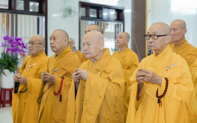 Trưởng lão Hòa thượng Thích Thiện Nhơn, Phó Pháp chủ Hội đồng Chứng minh, Chủ tịch Hội đồng Trị sự cùng chư tôn giáo phẩm Hội đồng Chứng minh, Hội đồng Trị sự thắp hương tưởng niệm Trưởng lão Hòa thượng Thích Tắc An