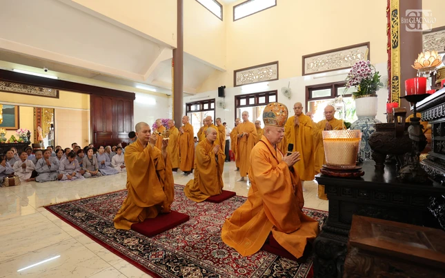 Hòa thượng Thích Lệ Trang, Phó Chủ tịch Hội đồng Trị sự, Trưởng ban Nghi lễ Trung ương, Trưởng ban Trị sự GHPGVN TP.HCM cùng chư tôn đức cử hành nghi thức cung tiến Giác linh Trưởng lão Hòa thượng