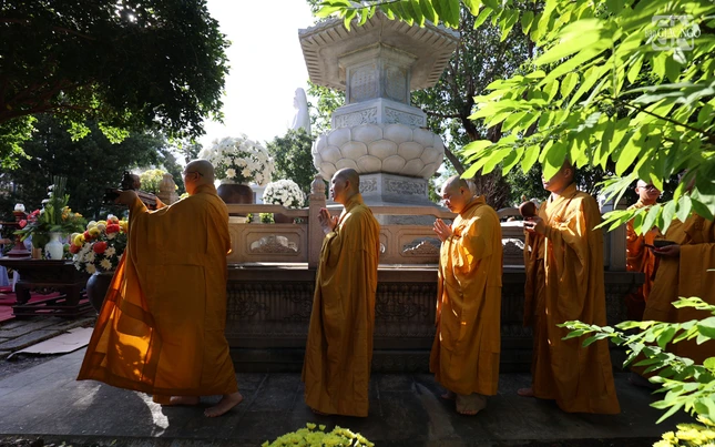 Môn hạ đệ tử hữu nhiễu bảo tháp Trưởng lão Hòa thượng Thích Tắc An trong khuôn viên chùa Thiền Tôn 2