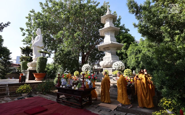 Môn hạ đệ tử hữu nhiễu bảo tháp Trưởng lão Hòa thượng Thích Tắc An trong khuôn viên chùa Thiền Tôn 2